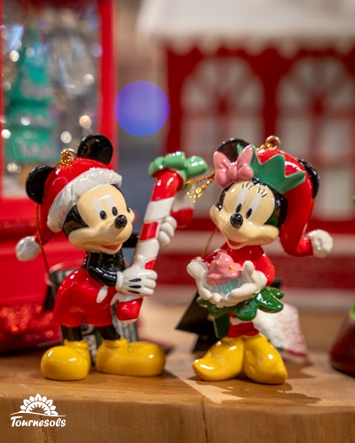 Ornements Disney de Noël avec Mickey et Minnie en tenue festive.